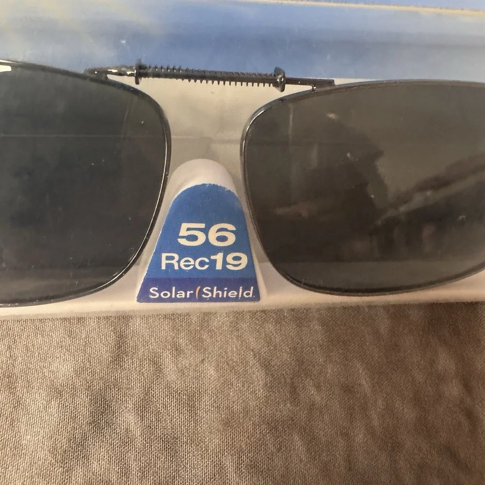 New Foster Grant SolarShield 56 Rec19 Polarized Clip-On Sunglasses Black Gray